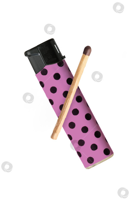 Скачать Газовая зажигалка и деревянная спичка, выделенные на белом фоне фотосток Ozero