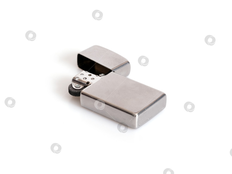 Скачать Газовая зажигалка из серебристого металла, выделенная на белом фоне фотосток Ozero