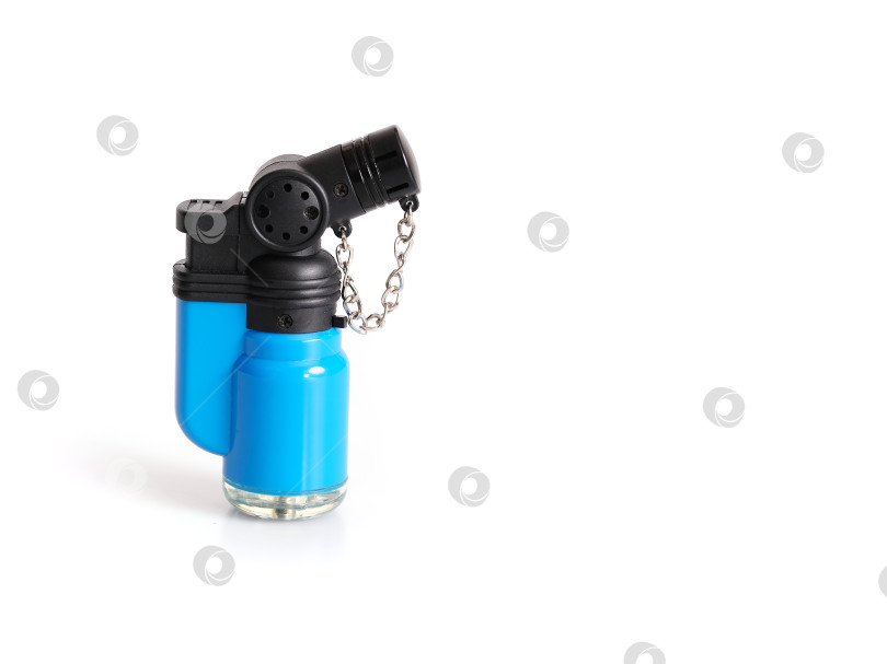 Скачать Синяя пластиковая газовая зажигалка, выделяющаяся на белом фоне фотосток Ozero