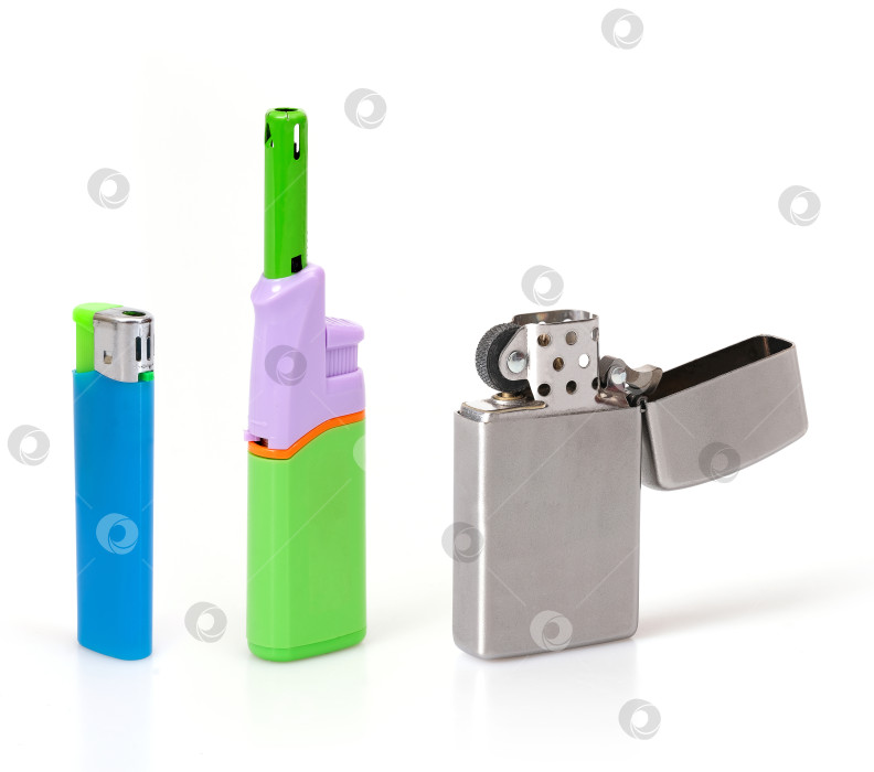 Скачать Набор газовых зажигалок, выделенных на белом фоне фотосток Ozero