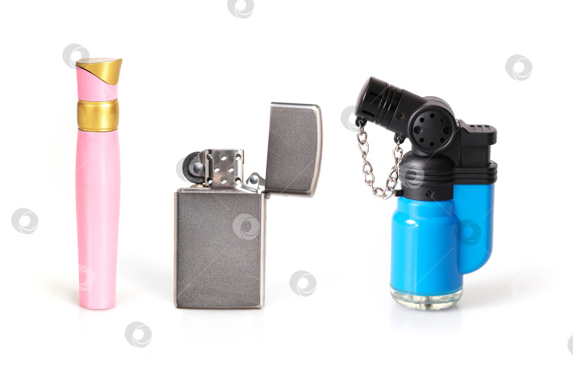 Скачать Газовая зажигалка из серебристого металла, выделенная на белом фоне фотосток Ozero