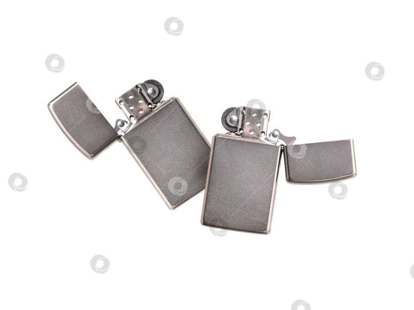 Скачать Серебристые металлические газовые зажигалки, выделяющиеся на белом фоне фотосток Ozero