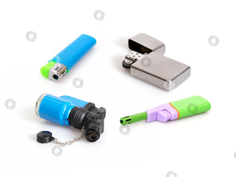 Скачать Газовая зажигалка из серебристого металла, выделенная на белом фоне фотосток Ozero