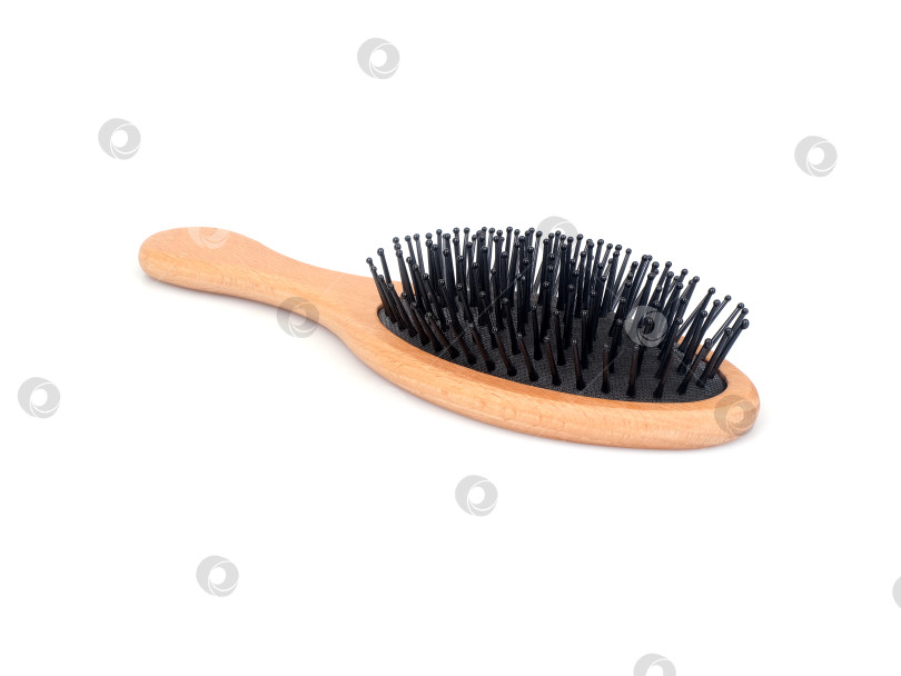 Скачать Овальная щетка для волос с деревянной ручкой и черными щетинками на белом фоне, готовая к использованию. Чрезвычайно высокое разрешение фотосток Ozero