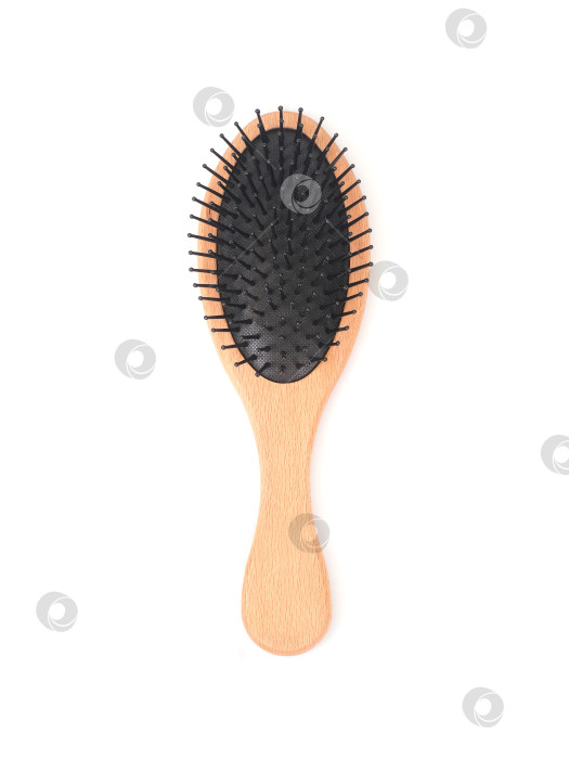 Скачать Овальная щетка для волос с деревянной ручкой и черными щетинками на белом фоне, готовая к использованию. Чрезвычайно высокое разрешение фотосток Ozero