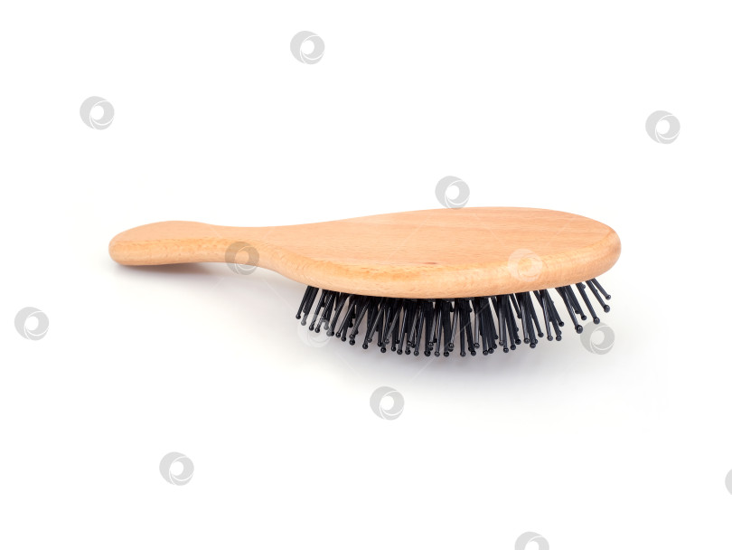 Скачать Овальная щетка для волос с деревянной ручкой и черными щетинками на белом фоне, готовая к использованию. Чрезвычайно высокое разрешение фотосток Ozero