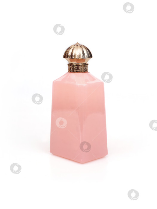 Скачать Элегантный бледно-розовый флакон духов с золотым колпачком на белом фоне, готовый к использованию. Чрезвычайно высокое разрешение фотосток Ozero