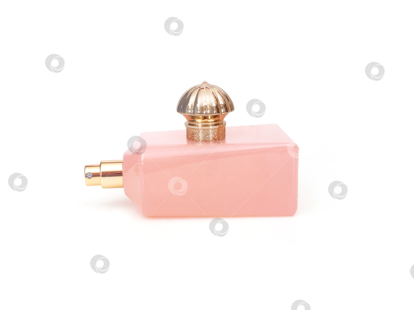 Скачать Элегантный бледно-розовый флакон духов с золотым колпачком на белом фоне, готовый к использованию. Чрезвычайно высокое разрешение фотосток Ozero