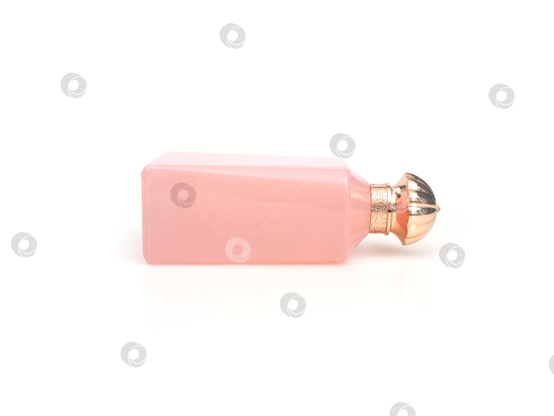 Скачать Элегантный бледно-розовый флакон духов с золотым колпачком на белом фоне, готовый к использованию. Чрезвычайно высокое разрешение фотосток Ozero