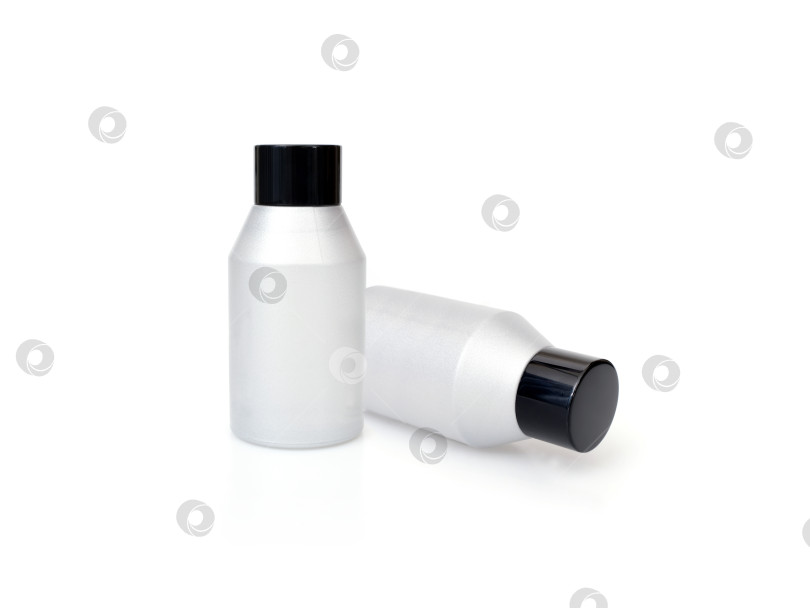 Скачать Минималистичный серебристый флакон с черной крышкой, выделяющейся на белом фоне, готов к вырезанию фотосток Ozero