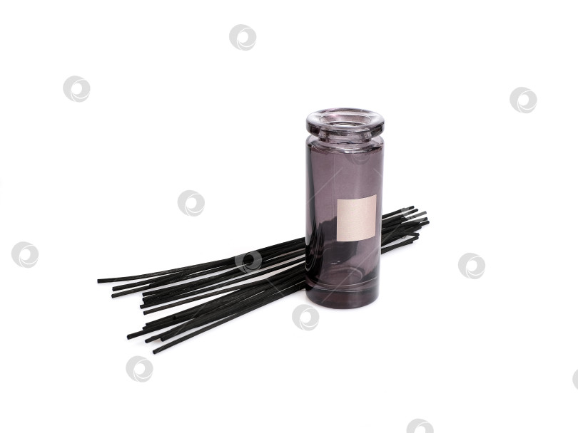 Скачать Стеклянный диффузор с ароматом, выделяющимся на белом фоне фотосток Ozero