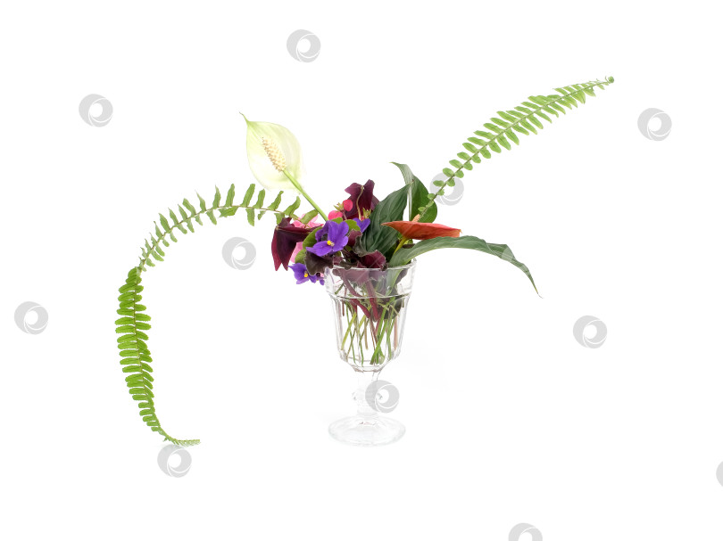 Скачать Элегантный смешанный букет в стеклянной вазе, выделенный на белом фоне, готов к вырезанию. Чрезвычайно высокое разрешение фотосток Ozero