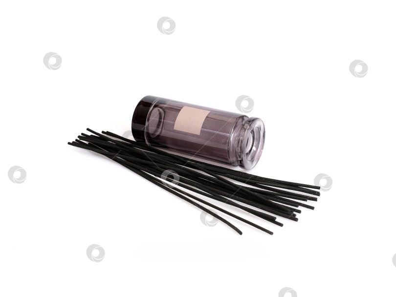 Скачать Стеклянный диффузор с ароматом, выделяющимся на белом фоне фотосток Ozero