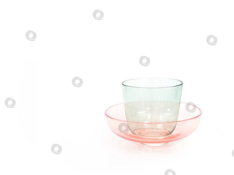 Скачать Элегантная стеклянная ваза для цветов, выделяющаяся на белом фоне фотосток Ozero