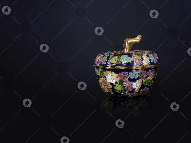 Скачать Традиционная китайская металлическая шкатулка, украшенная разноцветной эмалью, выделяющейся на черном фоне фотосток Ozero