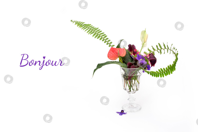 Скачать Элегантный смешанный букет в стеклянной вазе с каллиграфической надписью "Bonjour" от руки и изображением сердца на белом фоне, готов к вырезанию. Чрезвычайно высокое разрешение фотосток Ozero