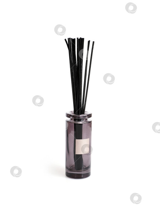 Скачать Стеклянный диффузор с ароматом, выделяющимся на белом фоне фотосток Ozero