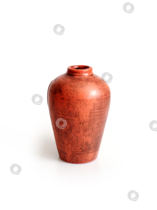 Скачать Керамическая ваза ручной работы, выделенная на белом фоне фотосток Ozero