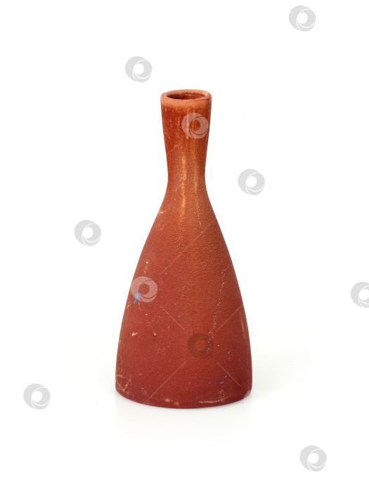 Скачать Ржавая ваза с розой, выделенной на белом фоне фотосток Ozero