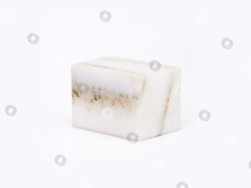Скачать Небольшой прямоугольный кусочек мрамора, выделяющийся на белом фоне фотосток Ozero