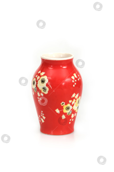 Скачать Красная китайская или японская ваза в старинных традициях, выделенная на белом фоне фотосток Ozero