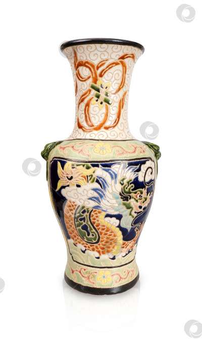 Скачать Китайская ваза в старинных традициях, выделенная на белом фоне. Элемент дизайна с контуром вырезки фотосток Ozero
