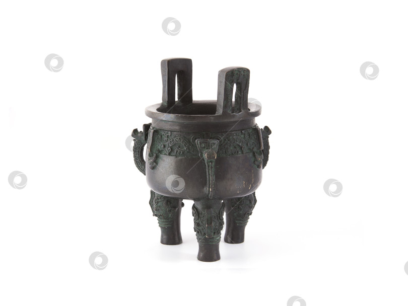 Скачать Традиционный китайский сосуд "Дин" для приготовления пищи или обогрева дома, выделенный на белом фоне фотосток Ozero