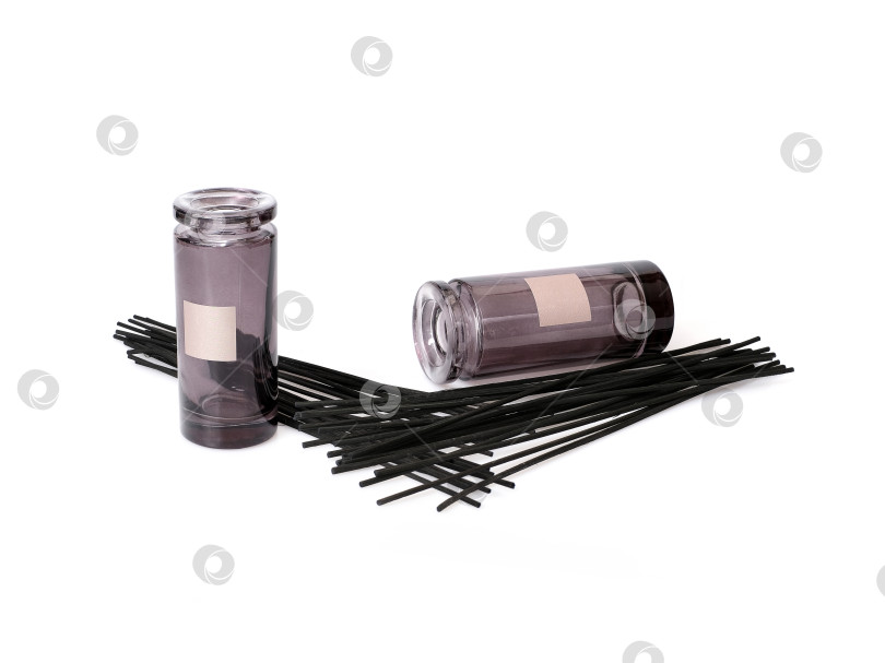 Скачать Стеклянный диффузор с ароматом, выделяющимся на белом фоне фотосток Ozero