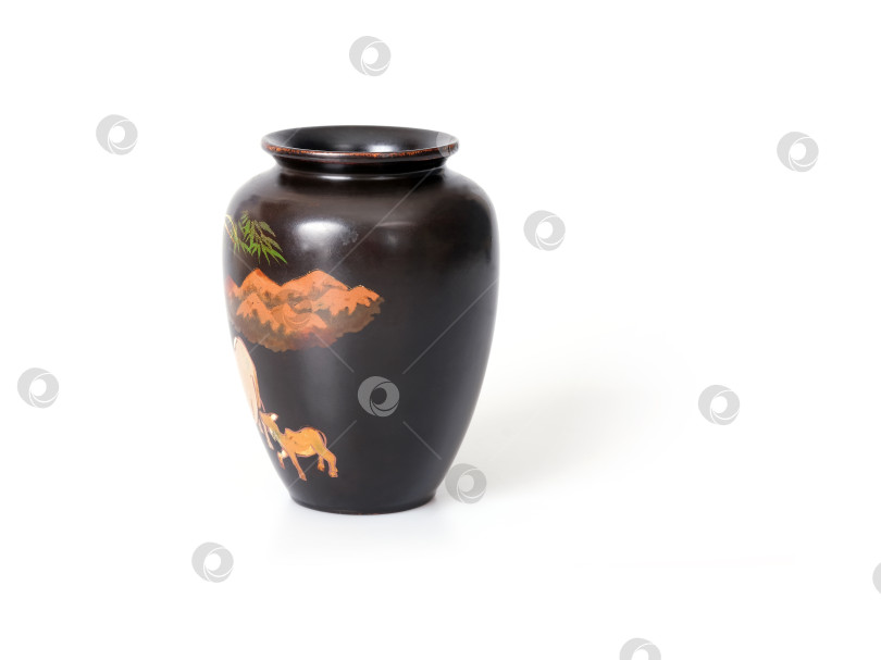 Скачать Вьетнамская черная лаковая ваза с ручной росписью, выделенная на белом фоне фотосток Ozero