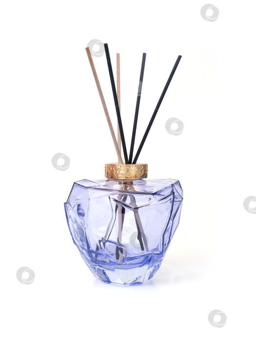 Скачать Стеклянный тростниковый диффузор для эфирных масел с деревянными палочками, выделенными на белом фоне, готов к вырезанию фотосток Ozero