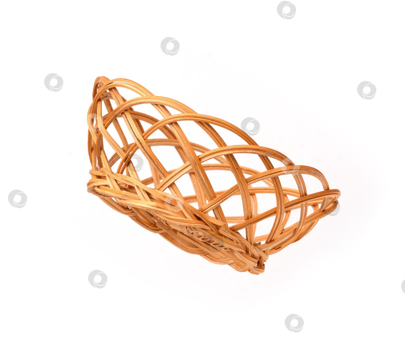 Скачать Плетеная корзина ручной работы, выделенная на белом фоне фотосток Ozero