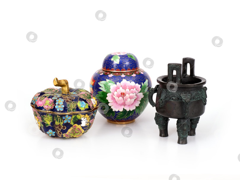Скачать Китайская посуда (чайник, ваза, шкатулка), выделенная на белом фоне фотосток Ozero