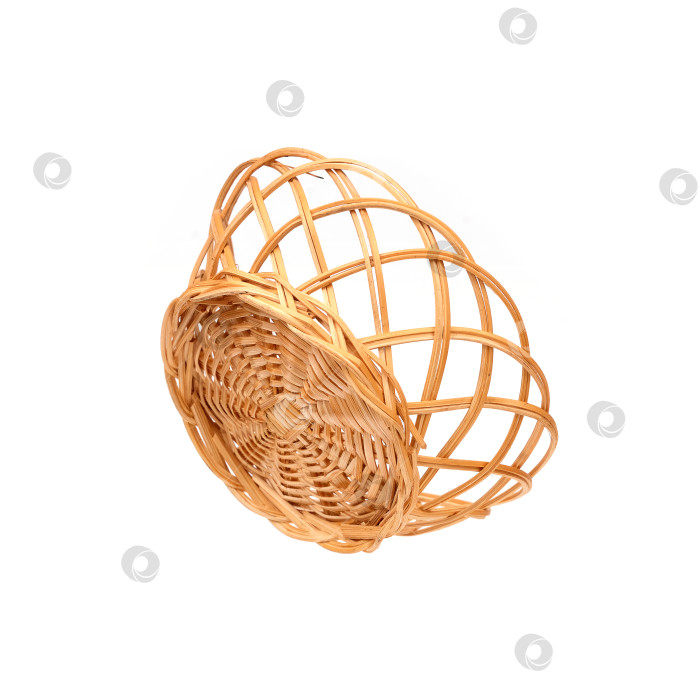 Скачать Плетеная корзина ручной работы, выделенная на белом фоне фотосток Ozero
