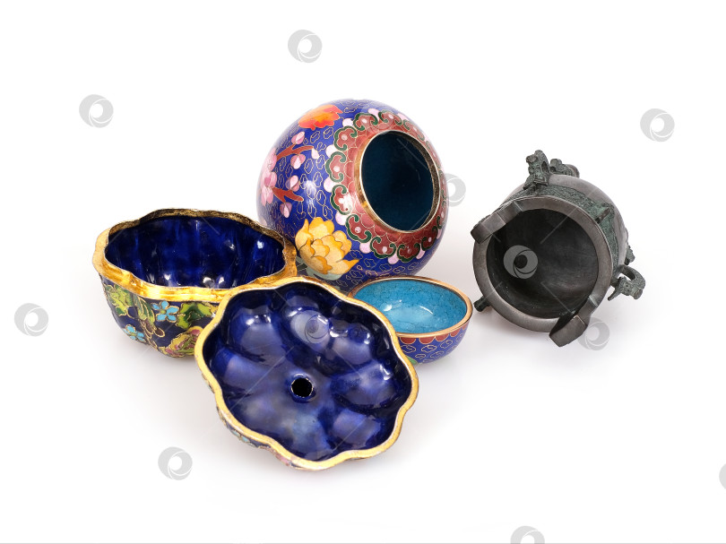 Скачать Китайская посуда (чайник, ваза, шкатулка), выделенная на белом фоне фотосток Ozero