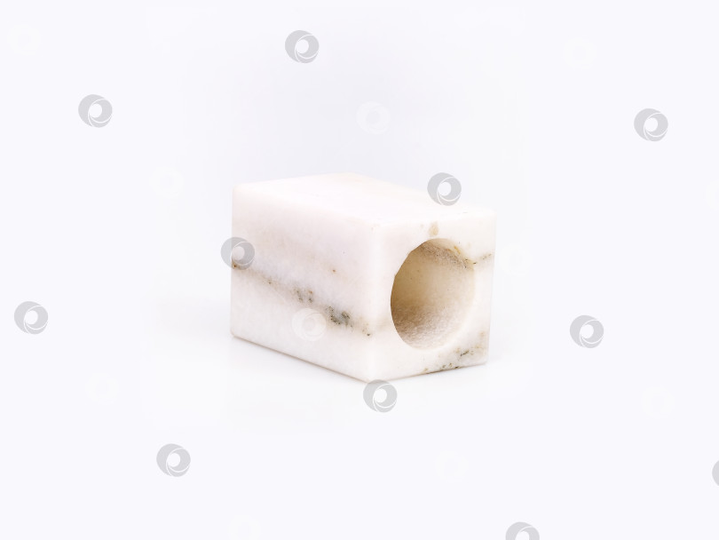 Скачать Маленькая мраморная ваза, выделяющаяся на белом фоне фотосток Ozero