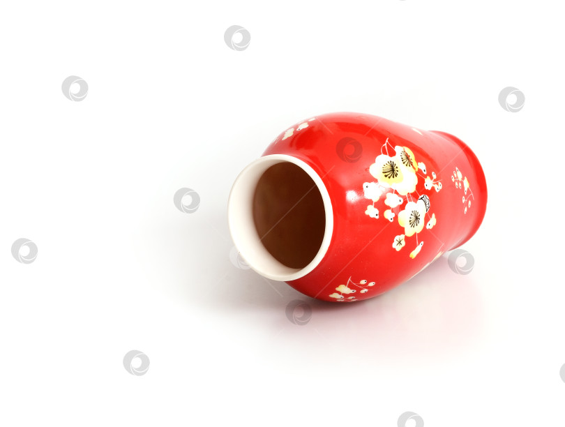 Скачать Красная китайская или японская ваза в старинных традициях, выделенная на белом фоне фотосток Ozero
