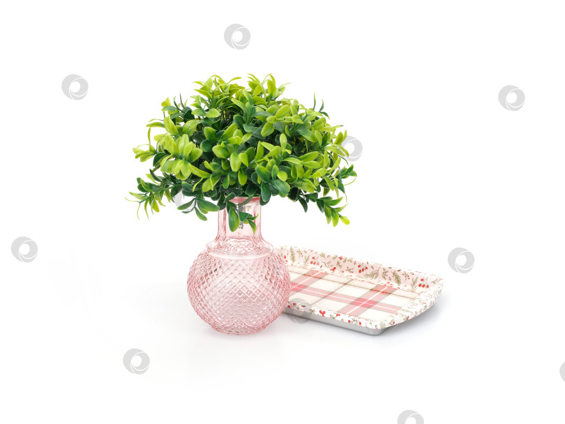 Скачать Минималистский натюрморт с узорчатыми подносами, выделенными на белом фоне фотосток Ozero