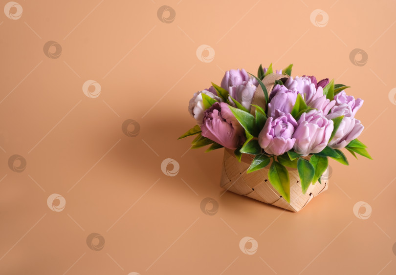 Скачать Шаблон поздравительной открытки. Корзина с тюльпанами на оранжевом фоне фотосток Ozero