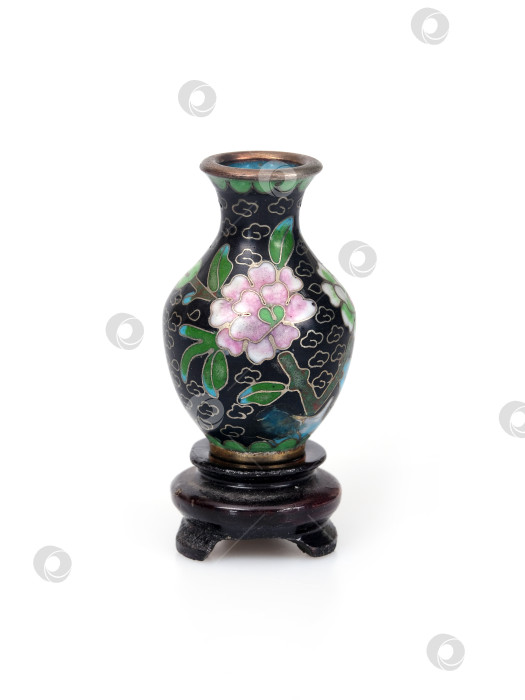 Скачать Традиционная китайская металлическая ваза, украшенная разноцветной эмалью (перегородчатой эмалью) на белом фоне фотосток Ozero