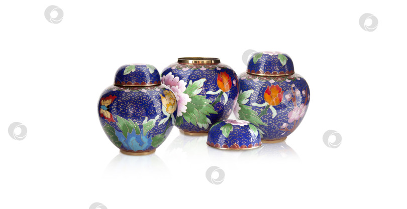 Скачать Старинная восточная ваза, выделенная на белом фоне. Элемент дизайна с контуром вырезки фотосток Ozero