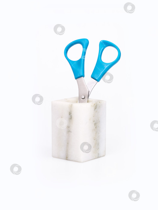 Скачать Ножницы в мраморной вазе, выделяющиеся на белом фоне фотосток Ozero