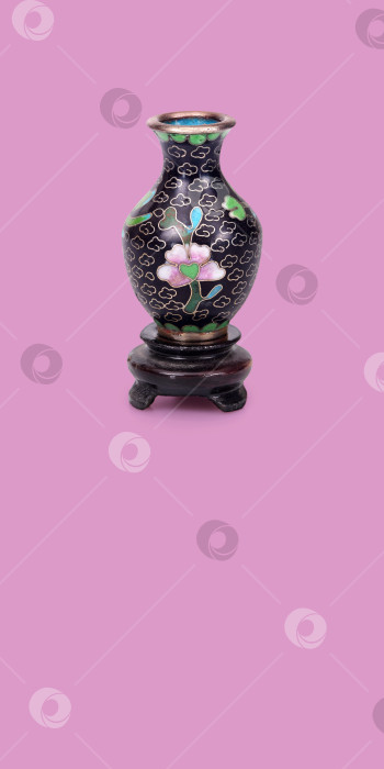 Скачать Традиционная китайская металлическая ваза, украшенная разноцветной эмалью (перегородчатой эмалью) на розовом фоне. Элемент дизайна с контуром вырезки фотосток Ozero