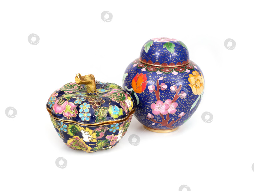 Скачать Китайская посуда (чайник, ваза, шкатулка), выделенная на белом фоне фотосток Ozero