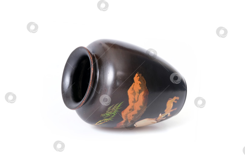 Скачать Вьетнамская черная лаковая ваза с ручной росписью, выделенная на белом фоне фотосток Ozero