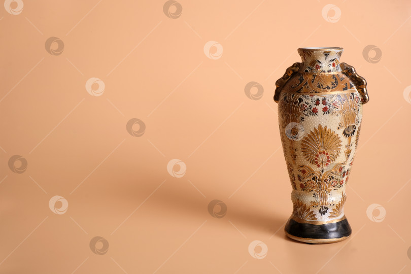 Скачать Китайская ваза в старинных традициях, выделенная на оранжевом фоне фотосток Ozero