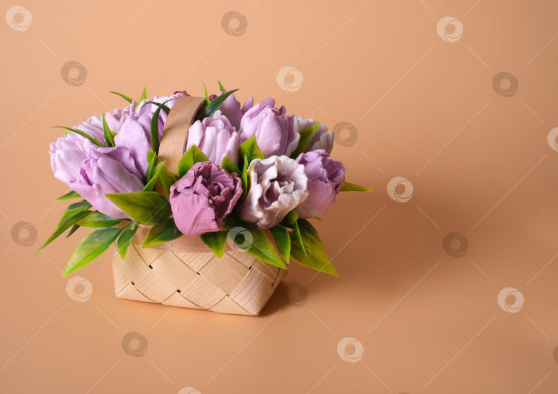 Скачать Шаблон поздравительной открытки. Корзина с тюльпанами на оранжевом фоне фотосток Ozero