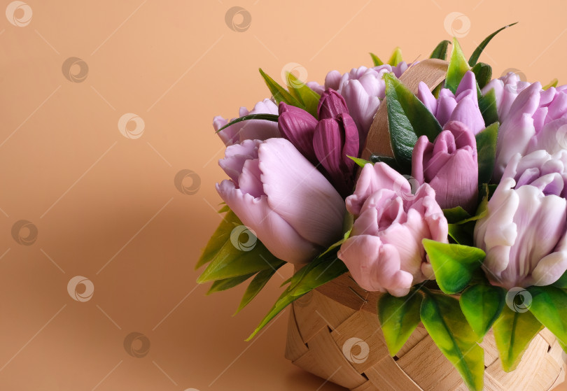 Скачать Шаблон поздравительной открытки. Корзина с тюльпанами на оранжевом фоне фотосток Ozero
