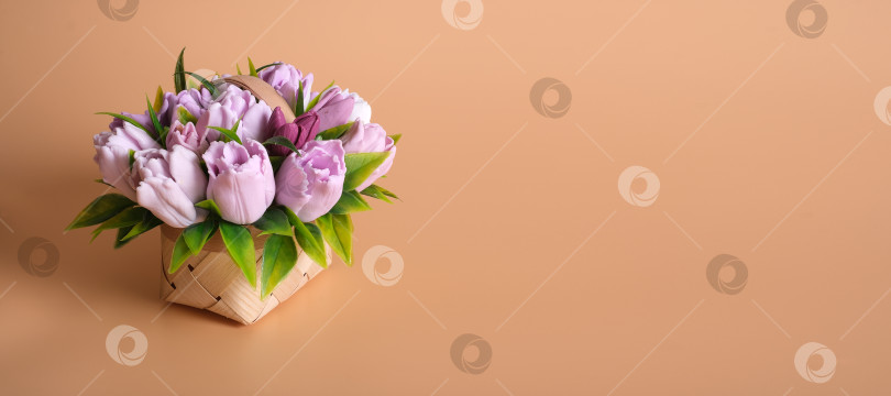 Скачать Шаблон поздравительной открытки. Корзина с тюльпанами на оранжевом фоне фотосток Ozero