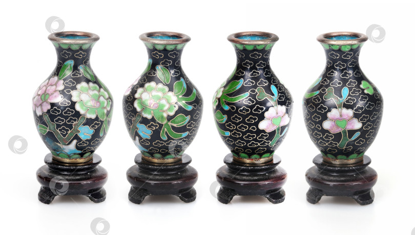 Скачать Традиционная китайская металлическая ваза, украшенная разноцветной эмалью (перегородчатой эмалью) на белом фоне фотосток Ozero