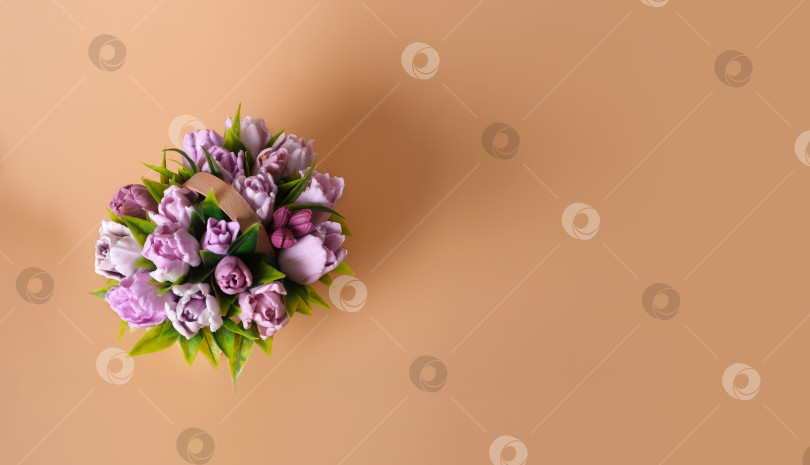 Скачать Шаблон поздравительной открытки. Корзина с тюльпанами на оранжевом фоне фотосток Ozero